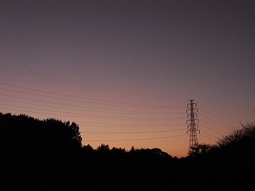 夕焼けに浮かぶ鉄塔のシルエット